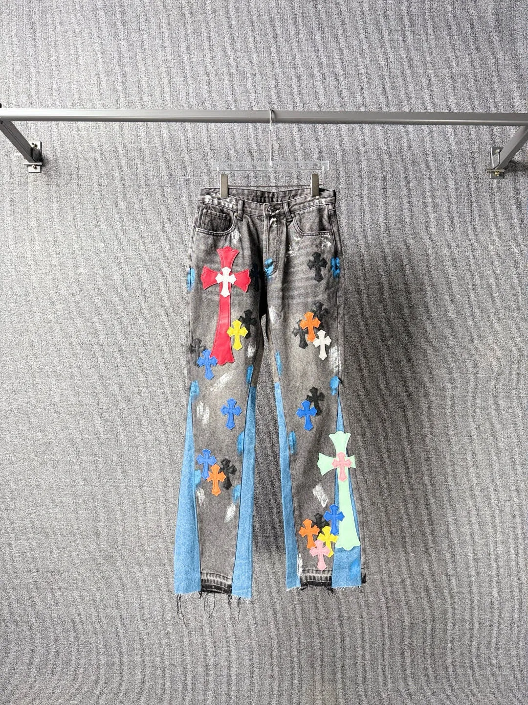 P280 💰 (Top version) GALLERY DEPT & Chrome hearts washed jeans with blue, yellow, black and white multi-color stitching, which truly restores the ultimate texture of Vintage. Three-dimensional version. Loose and comfortable, not picky about the figure. Makes taller and slimmer. Seiko factory. Original quality control. Same style for men and women. Can be matched with couples. Versatile recommendation. Must-have jeans for all seasons. Fashionistas have been disappointed. From the quality selection of fabrics, the tailoring of details, and the matching of patterns, they are all impeccable! The upper body is so handsome when worn...it can be easily worn by men, women and children! The craftsmanship is made of heavy-duty washed pure cotton denim fabric. After washing, it is soft and thick. It is very stylish when worn on the body. Color: black Size: 28-30-32-34-36 (corresponding to S-M-L-XL-XXL)